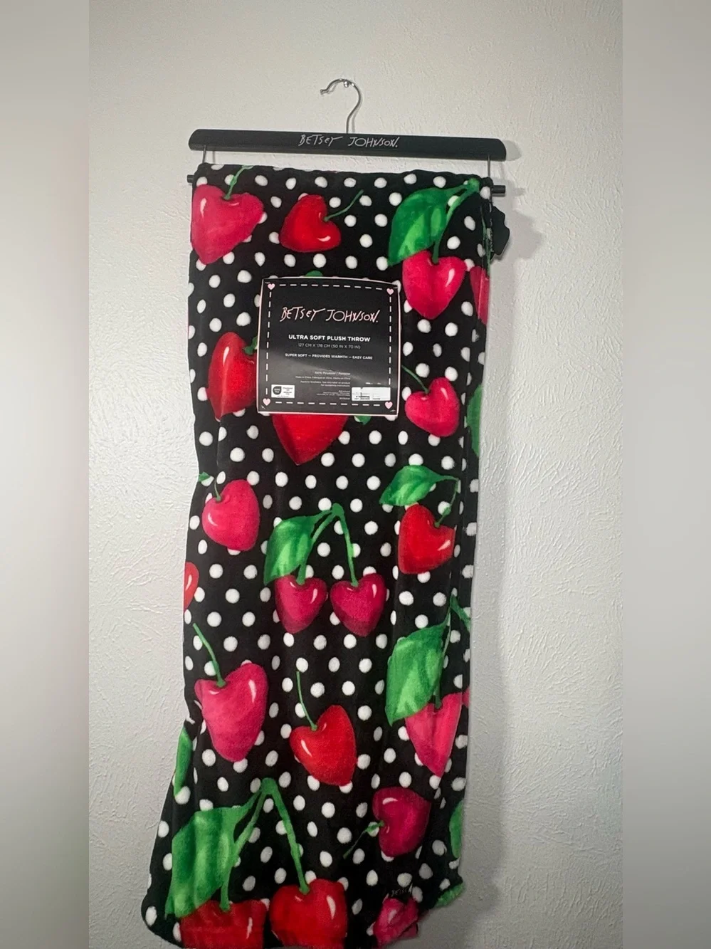 Betsey Johnson Black Cherry Plush  Throw  blanket size 50x70in  - Black/Red